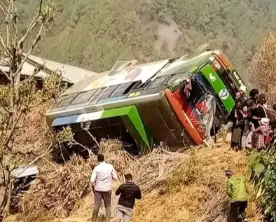 सल्यानमा यात्रु बहाक बस दुर्घटना हुँदा ३ जना घाइते