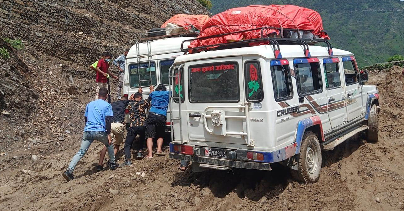 पहिरोका कारण कर्णाली राजमार्ग अवरुद्ध, सयौँ यात्रु अलपत्र