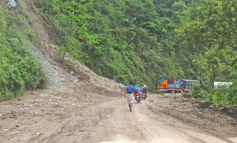 चौबीस घण्टापछि मात्र  पृथ्वी राजमार्ग सञ्चालनमा